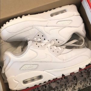 White Nike Air Max 6.5y/8 women’s